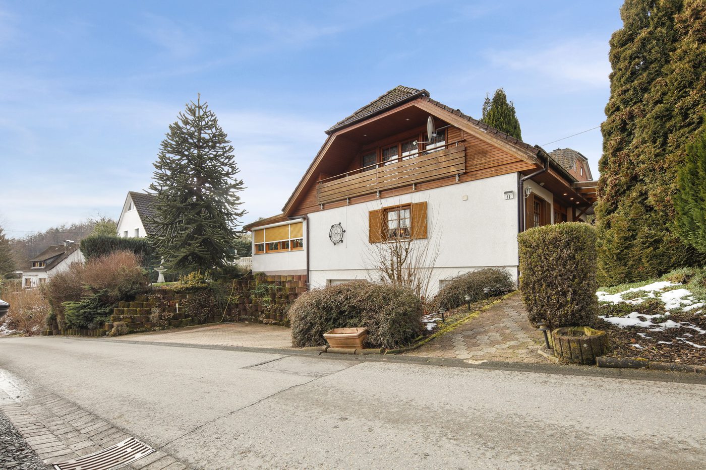 Wohnen mit besonderem Flair – EFH mit Wintergarten, Pool und Kamin!