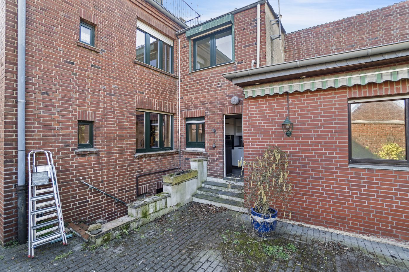 Flexibles Wohnhaus mit drei Ebenen & sonniger Dachterrasse